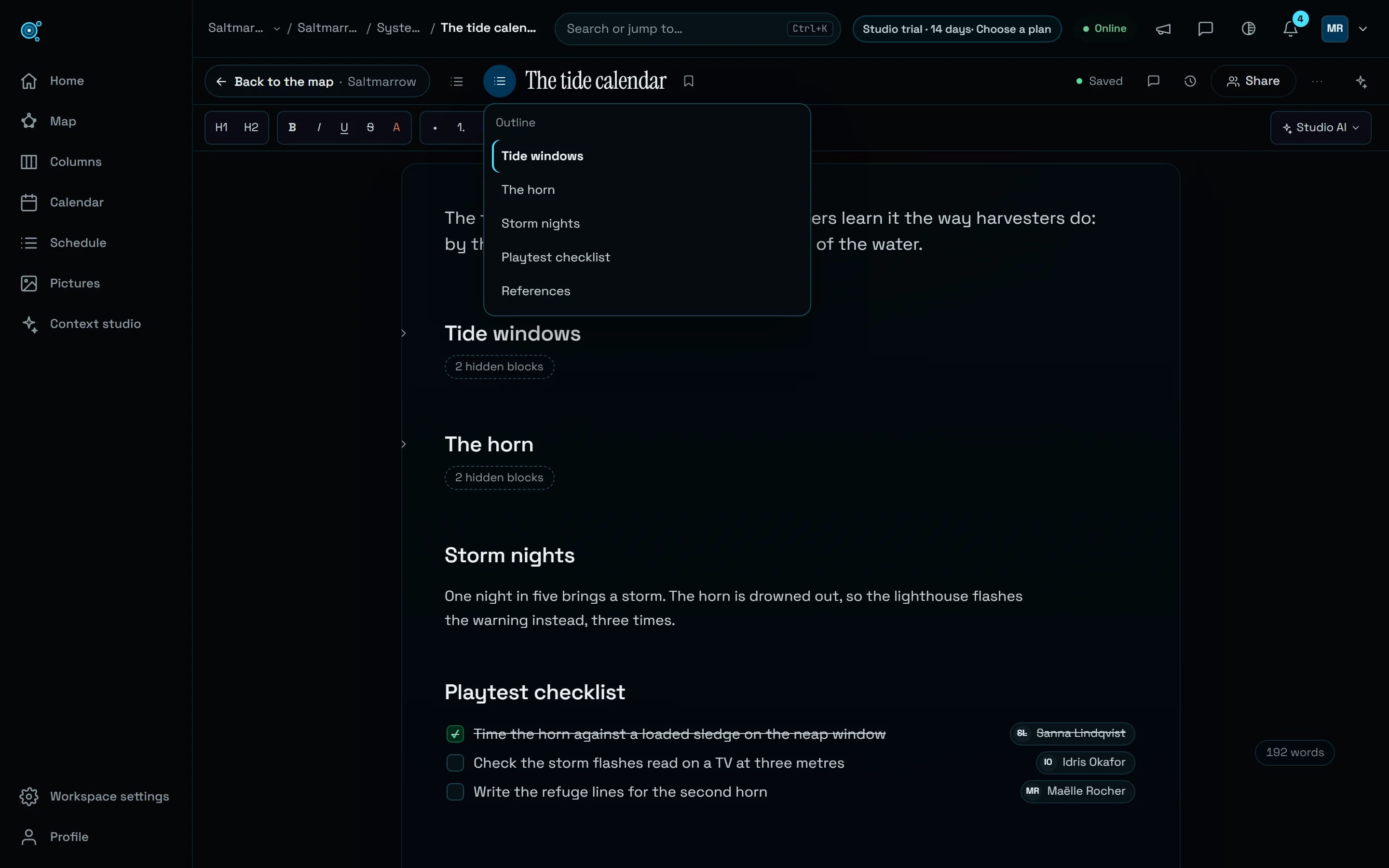 Le document The tide calendar de Saltmarrow, un projet d’exemple fictif, dans l’éditeur de Nodary, en anglais : le plan ouvert sous l’en-tête avec Tide windows, The horn, Storm nights, Playtest checklist et References, Tide windows et The horn repliés, chacun avec 2 hidden blocks, la Playtest checklist avec un responsable sur chaque tâche, Sanna Lindqvist, Idris Okafor et Maëlle Rocher, et 192 words au pied de la page.